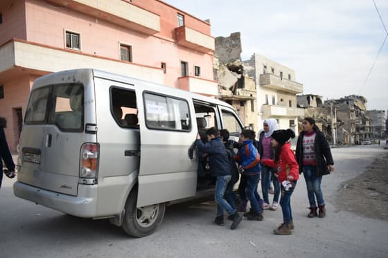 EMERGENZA SCUOLA: ad Aleppo il pulmino che aiuta i ragazzi a studiare