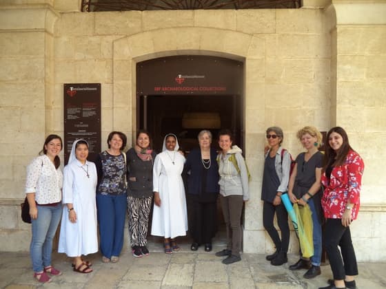 „Eine gemeinsame Berufung im großen Haus Jerusalem“. Der Besuch der JACC NGO für Flüchtlinge im Terra Sancta Museum