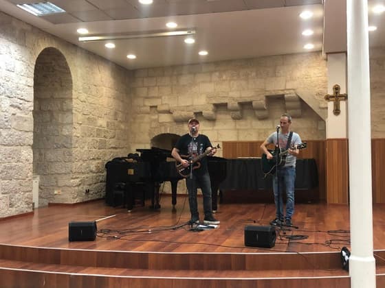 Der berühmte Songwriter Gatto Panceri im Konzert mit dem Jerusalem Magnificat Institute