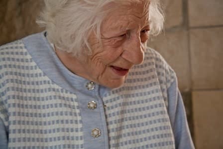 Cuidar de los ancianos: historias de cercanía a los últimos y a los enfermos de Belén