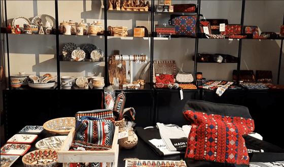 Las Betwomen y el Bazaar solidario con Nadya Hazboun