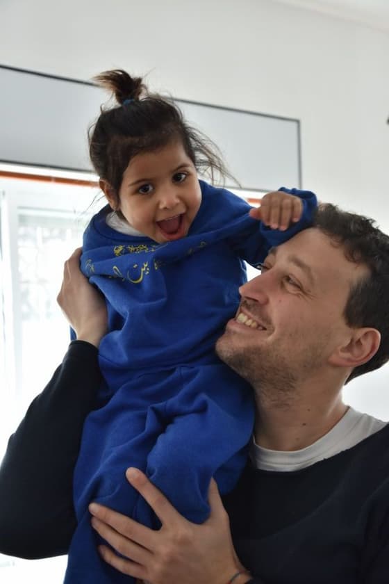 Las manos y el corazàon de Mattia, fisioterapeuta voluntario en Belén