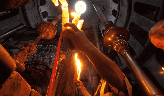 The Holy Fire: the Orthodox tradition bring us back to the mystery of Easter.