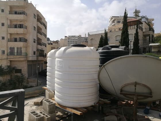 «Deseo de agua» en Belén: nuevos tanques de agua como regalo para Rana y su familia