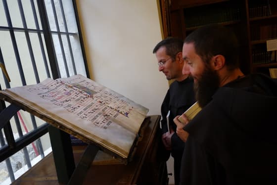 Conservar y transmitir una historia hecha de diálogo: Éxito de la exposición de manuscritos en la Biblioteca custodial
