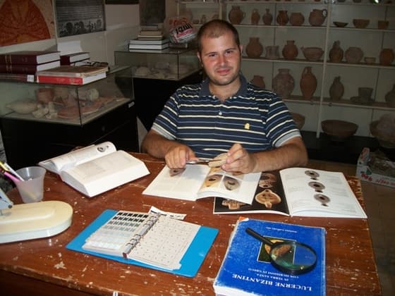 Tauchen Sie ein in die Welt des 4. Jhdts! Lesen Sie christliche Inschriften, die von dem Archäologen Giuseppe Schiavariello während seines freiwilligen sozialen Jahrs in Jerusalem übersetzt worden sind.