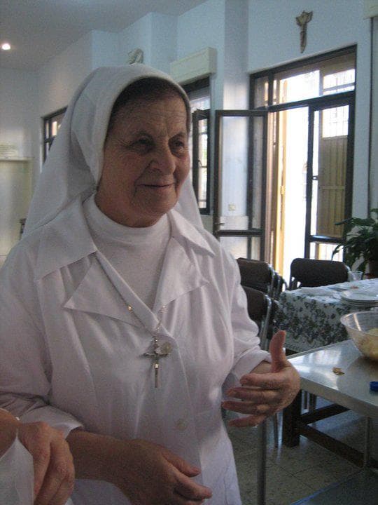 Los ancianos, los pobres, y toda la comunidad de Belén lloran la muerte de la hermana Immacolata