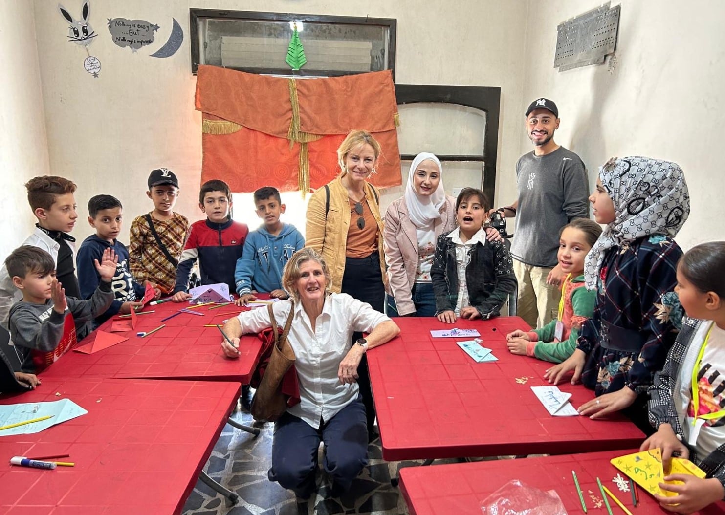 Ana und Gabriella zusammen mit den Menschen und Kindern von Aleppo.