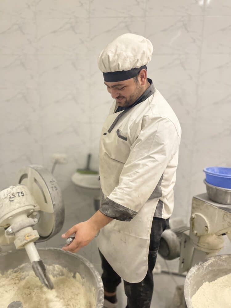 Einer der Köche in der Kantine von Aleppo bereitet einen Teig zu.